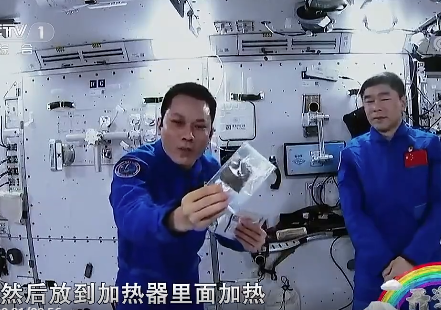 带你漫游空间站，看宇航员“筷子夹茶喝”