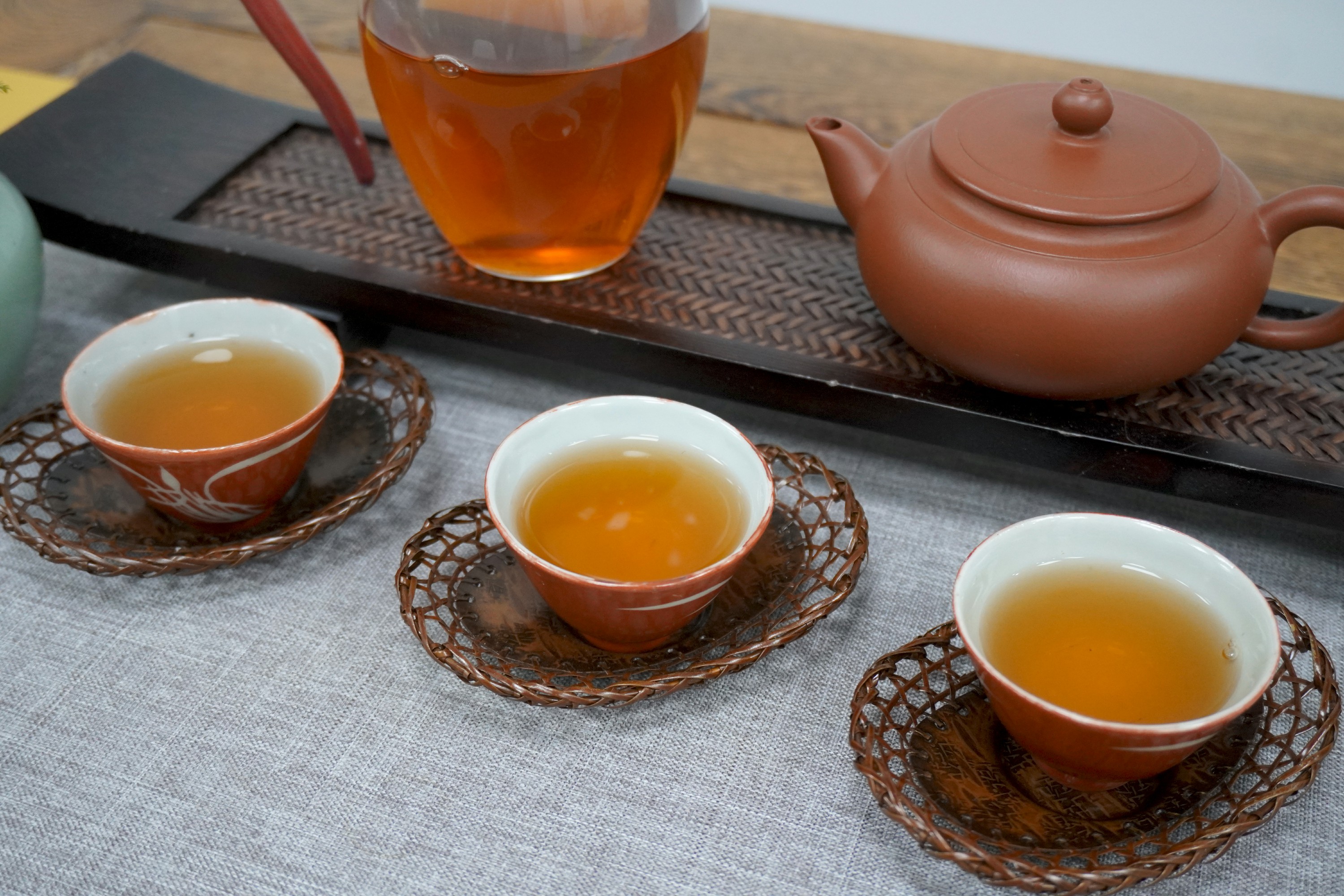 普洱茶生茶和熟茶的区别是什么？普洱生茶好还是熟茶好？内行人总结：生茶主“活”，熟茶重“滑”