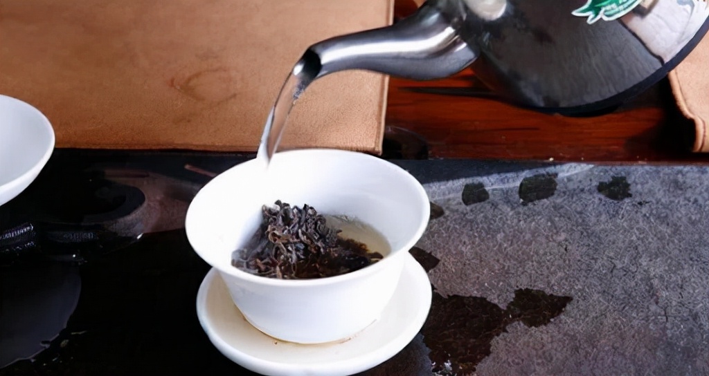 “香靠冲，汤靠吊”各类茶叶的注水方式大不同