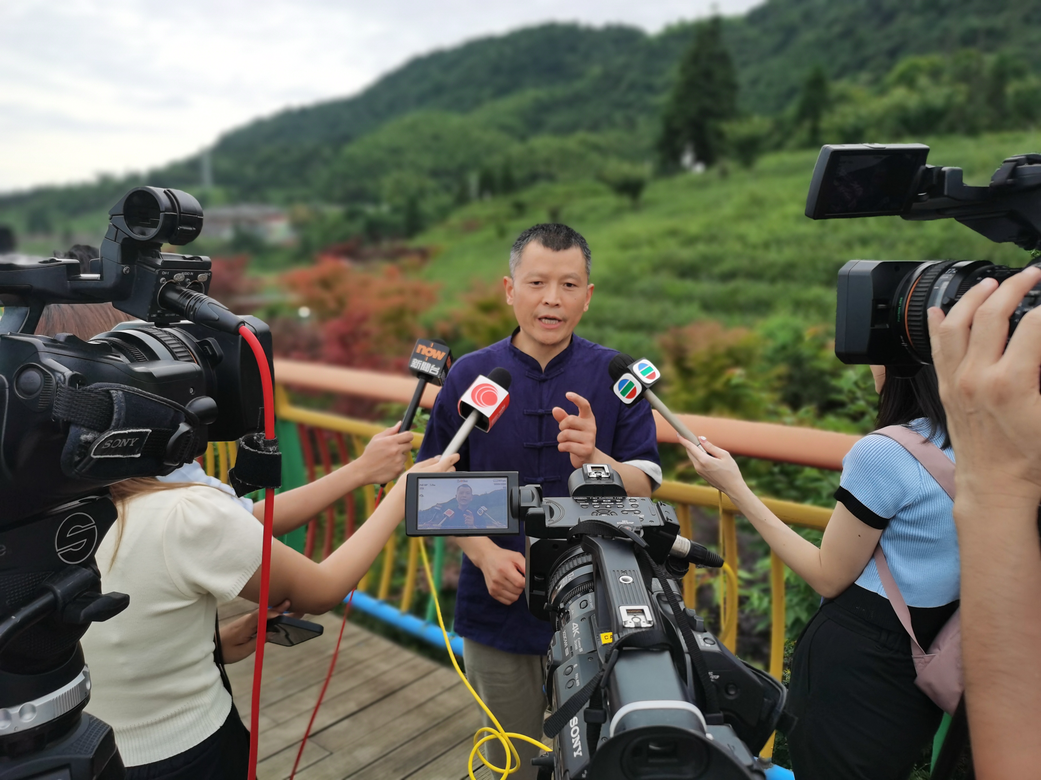 以茶为媒，交流互鉴：非遗传承人曾志东为境内外媒体讲解蒙顶山茶历史文化